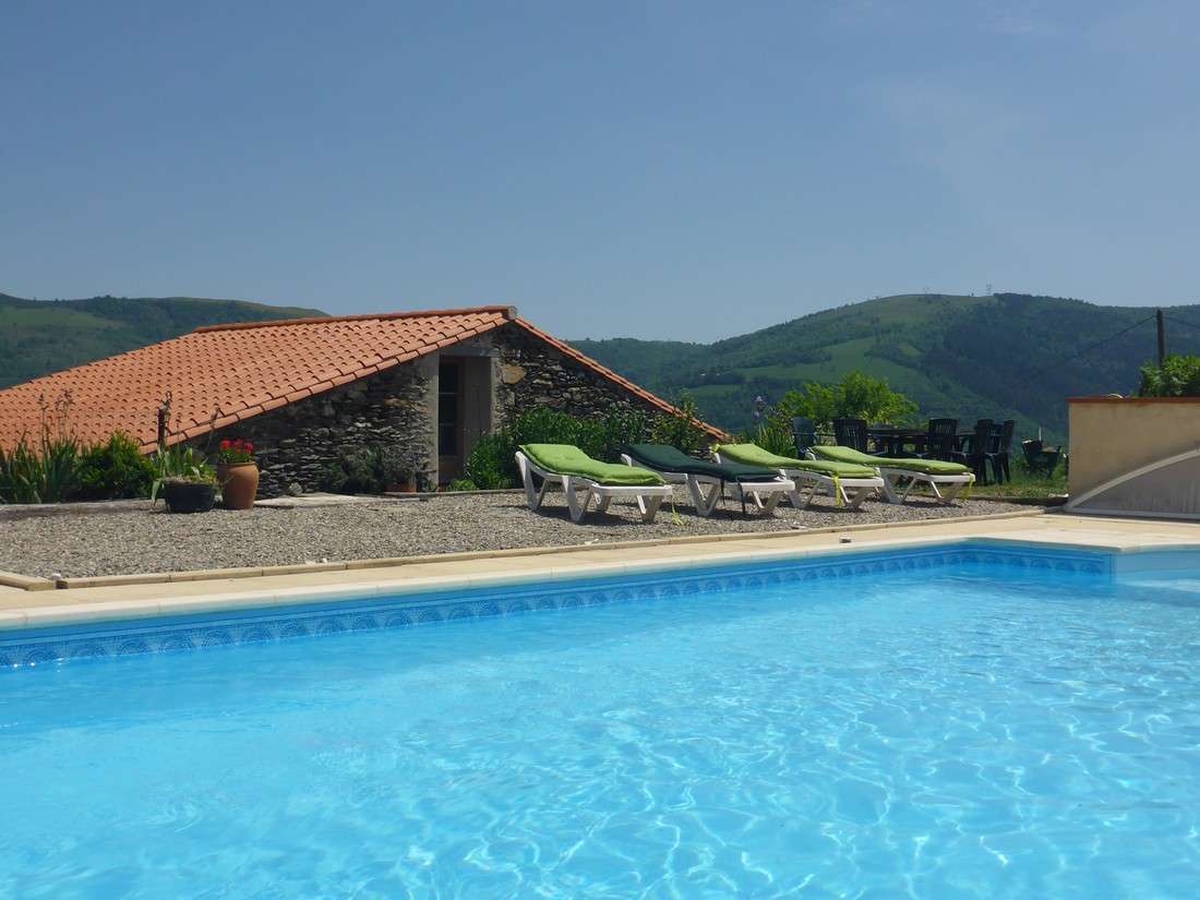Zwembad en terras, boven het huis la maison de Xatart.